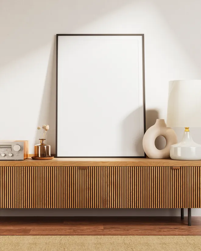 Personalisiertes Poster mit weißem Passepartout auf einem geriffelten Eichen-Sideboard neben einem Plattenspieler